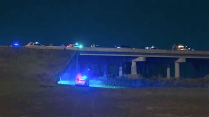 3-year-old twins found dead in vehicle after mom jumps from interstate wall